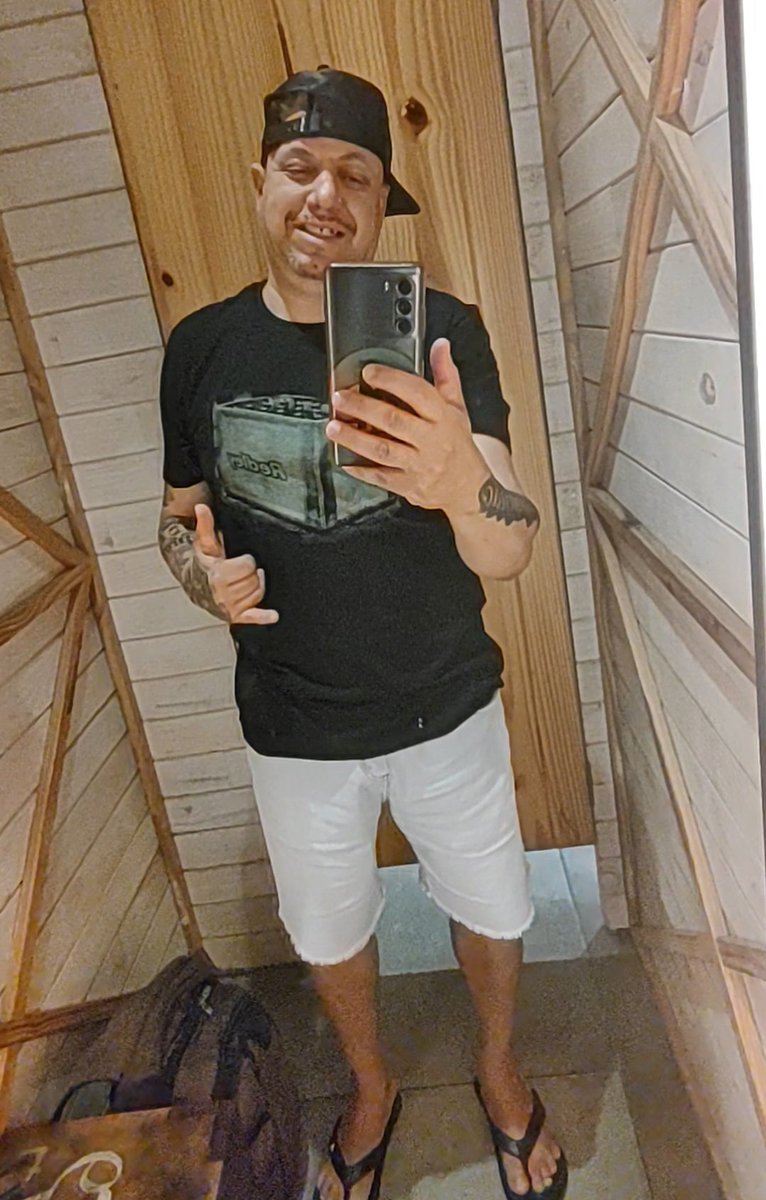 Nunca vou simular o que eu não vivo, não tenho imagem falsa pra manter pra ninguém, o que tu vê aí, é o que realmente eu sou, uns dias sou tranquilo, outros dias sou neurótico, mas todos os dias eu sou eu.✌🏻😊