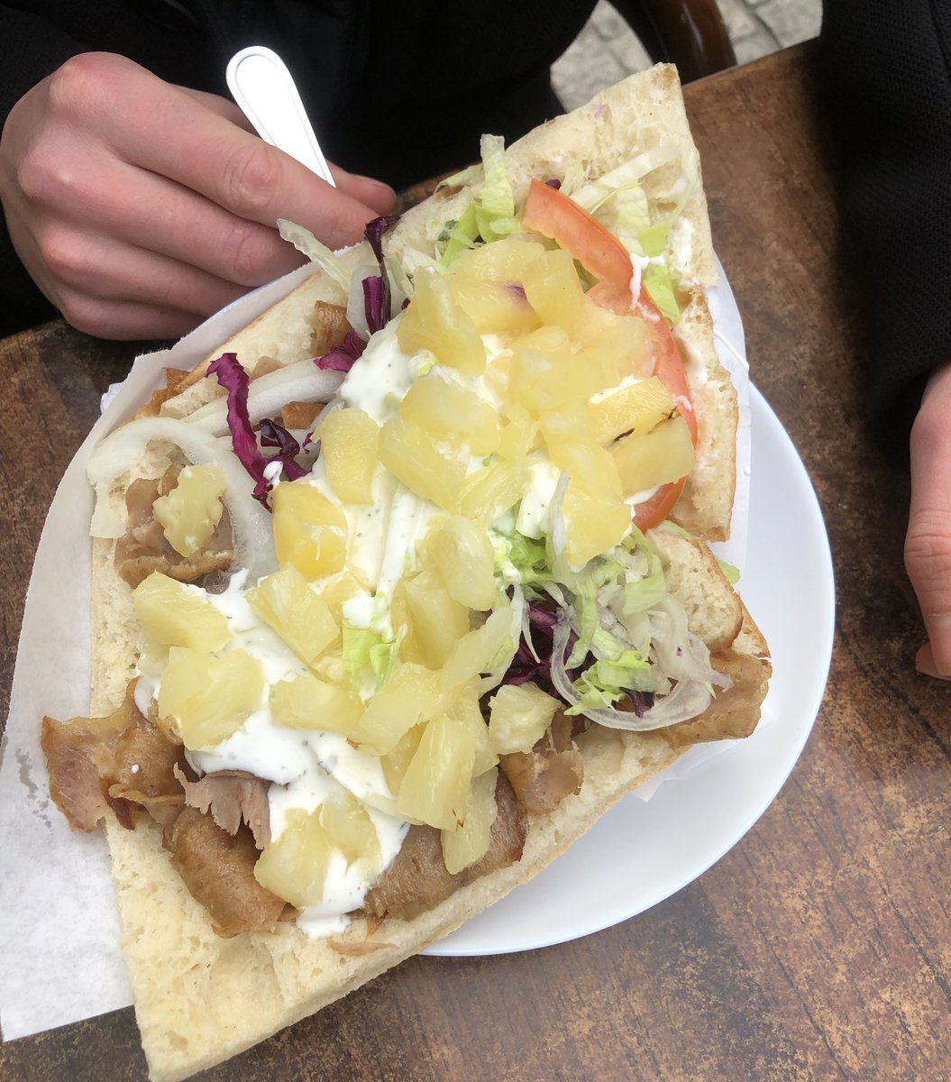 Kumpel hat döner hawaii bestellt. Wie mit ihm verfahren?