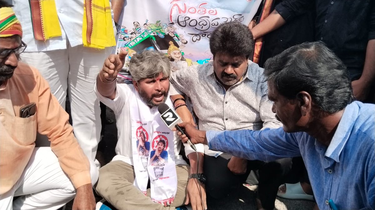 JSPRamMohan's tweet photo. రోడ్ల దుస్థితిపై జనసేన-టిడిపిల ఉమ్మడి నిరసన
నేడు ఆముదాలవలస నియోజకవర్గంలో శ్రీకాకుళం ఆముదాలవలస ప్రధాన రహదారి పై చింతాడ వద్ద జనసేన  @JaiTDP ఉమ్మడిగా "గుంతల ఆంధ్రప్రదేశ్ కు దారేది" పేరుతో, పార్టీ శ్రేణులతో కలిసి నిరసన కార్యక్రమం చేపట్టాయి. ఈ కార్యక్రమానికి తెలుగుదేశం పార్టీ జిల్లా అధ్యక్షులు కూన రవికుమార్ గారు @JanaSenaParty ఆముదాలవలస నియోజకవర్గ ఇన్చార్జి పేడాడ రామ్మోహన్ రావు గారు ప్రాతినిధ్యం వహించారు. ఈ సందర్భంగా పేడాడ రామ్మోహన్ మీడియాతో మాట్లాడుతూ రాష్ట్రవ్యాప్తంగా రోడ్ల పరిస్థితి అధ్వానంగా ఉందని, ఆముదాలవలసలో రహదారులు మృత్యద్వారాలను తలపిస్తున్నాయని, నిత్యం వేలాదిగా రాకపోకలు సాగించే ఆముదలవలస శ్రీకాకుళం ప్రధాన రహదారి గత ప్రభుత్వ హయాంలో నిధులు మంజూరు కాబడిన నేటికీ పనులు జరగకపోవడం ఈ ప్రభుత్వ పనితీరుకు నిదర్శనమని అన్నారు. స్థానికంగా సభాపతి సీతారాం సొంత నియోజకవర్గంలో ప్రజా సమస్యలను గాలికి వదిలేసి కాలయాపన చేస్తున్నారని ఆరోపించారు. ఆంధ్రప్రదేశ్ అభివృద్ధిని సాధించేందుకు తెలుగుదేశం జనసేన పార్టీలో సంయుక్తంగా పోరాడి వైసీపీ ప్రభుత్వాన్ని గద్దె దించడమే లక్ష్యంగా పనిచేస్తామని అన్నారు.
అనంతరం కూన రవికుమార్ గారు మాట్లాడుతూ రాష్ట్ర భవిష్యత్తును దృష్టిలో ఉంచుకొని పవన్ కళ్యాణ్ గారు ఉమ్మడిగా ఎన్నికలకు సిద్ధమవడం అభినందనీయమని తెలిపారు. అలాగే ఆముదాలవలస నియోజకవర్గంలో జరిగిన అవినీతి అక్రమాలపై రానున్న రోజుల్లో జనసేన తో కలిసి పెద్ద ఎత్తున ఆందోళనలు చేస్తామని అన్నారు.
 ఈ కార్యక్రమంలో మాజీ ఎమ్మెల్సీ పీరుకట్ల విశ్వప్రసాద్ జనసేన సీనియర్ నాయకులు పాత్రుని పాపారావు, మండల అధ్యక్షులు కొత్తకోట నాగేంద్ర, పైడి మురళీమోహన్, ఎలకల రమణ, ఎంపీటీసీ అంపిలి విక్రమ్ తదితరులు పాల్గొన్నారు.
#GunthalaRajyamAP #WhyAPHatesJagan 
@PawanKalyan @JSPShatagniTeam @bolisetti_satya @PawanKalyanFan