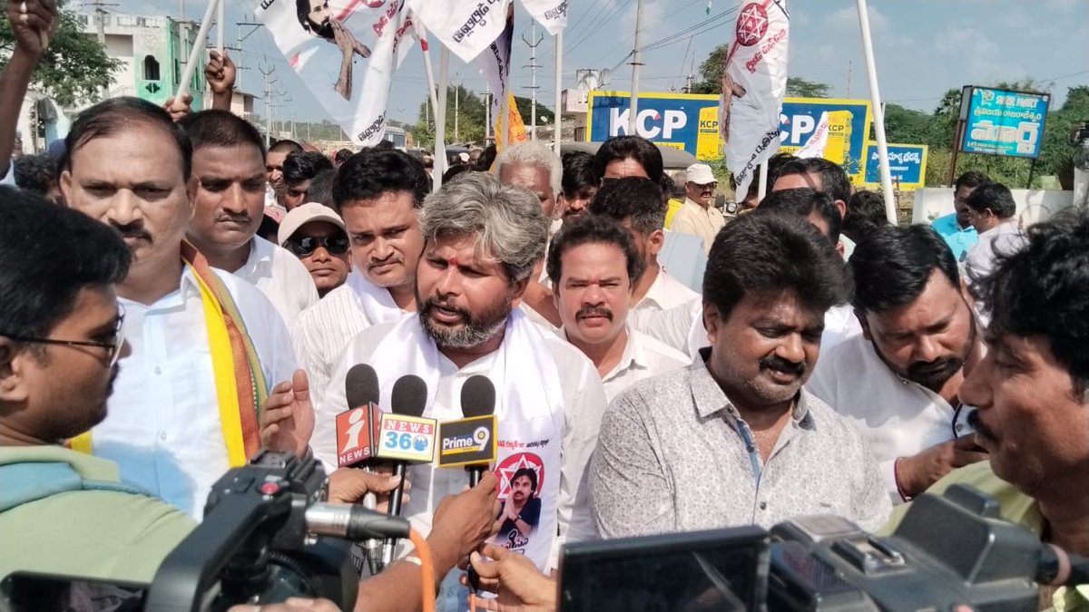 JSPRamMohan's tweet photo. రోడ్ల దుస్థితిపై జనసేన-టిడిపిల ఉమ్మడి నిరసన
నేడు ఆముదాలవలస నియోజకవర్గంలో శ్రీకాకుళం ఆముదాలవలస ప్రధాన రహదారి పై చింతాడ వద్ద జనసేన  @JaiTDP ఉమ్మడిగా "గుంతల ఆంధ్రప్రదేశ్ కు దారేది" పేరుతో, పార్టీ శ్రేణులతో కలిసి నిరసన కార్యక్రమం చేపట్టాయి. ఈ కార్యక్రమానికి తెలుగుదేశం పార్టీ జిల్లా అధ్యక్షులు కూన రవికుమార్ గారు @JanaSenaParty ఆముదాలవలస నియోజకవర్గ ఇన్చార్జి పేడాడ రామ్మోహన్ రావు గారు ప్రాతినిధ్యం వహించారు. ఈ సందర్భంగా పేడాడ రామ్మోహన్ మీడియాతో మాట్లాడుతూ రాష్ట్రవ్యాప్తంగా రోడ్ల పరిస్థితి అధ్వానంగా ఉందని, ఆముదాలవలసలో రహదారులు మృత్యద్వారాలను తలపిస్తున్నాయని, నిత్యం వేలాదిగా రాకపోకలు సాగించే ఆముదలవలస శ్రీకాకుళం ప్రధాన రహదారి గత ప్రభుత్వ హయాంలో నిధులు మంజూరు కాబడిన నేటికీ పనులు జరగకపోవడం ఈ ప్రభుత్వ పనితీరుకు నిదర్శనమని అన్నారు. స్థానికంగా సభాపతి సీతారాం సొంత నియోజకవర్గంలో ప్రజా సమస్యలను గాలికి వదిలేసి కాలయాపన చేస్తున్నారని ఆరోపించారు. ఆంధ్రప్రదేశ్ అభివృద్ధిని సాధించేందుకు తెలుగుదేశం జనసేన పార్టీలో సంయుక్తంగా పోరాడి వైసీపీ ప్రభుత్వాన్ని గద్దె దించడమే లక్ష్యంగా పనిచేస్తామని అన్నారు.
అనంతరం కూన రవికుమార్ గారు మాట్లాడుతూ రాష్ట్ర భవిష్యత్తును దృష్టిలో ఉంచుకొని పవన్ కళ్యాణ్ గారు ఉమ్మడిగా ఎన్నికలకు సిద్ధమవడం అభినందనీయమని తెలిపారు. అలాగే ఆముదాలవలస నియోజకవర్గంలో జరిగిన అవినీతి అక్రమాలపై రానున్న రోజుల్లో జనసేన తో కలిసి పెద్ద ఎత్తున ఆందోళనలు చేస్తామని అన్నారు.
 ఈ కార్యక్రమంలో మాజీ ఎమ్మెల్సీ పీరుకట్ల విశ్వప్రసాద్ జనసేన సీనియర్ నాయకులు పాత్రుని పాపారావు, మండల అధ్యక్షులు కొత్తకోట నాగేంద్ర, పైడి మురళీమోహన్, ఎలకల రమణ, ఎంపీటీసీ అంపిలి విక్రమ్ తదితరులు పాల్గొన్నారు.
#GunthalaRajyamAP #WhyAPHatesJagan 
@PawanKalyan @JSPShatagniTeam @bolisetti_satya @PawanKalyanFan