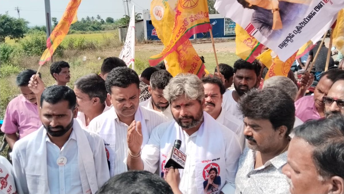 JSPRamMohan's tweet photo. రోడ్ల దుస్థితిపై జనసేన-టిడిపిల ఉమ్మడి నిరసన
నేడు ఆముదాలవలస నియోజకవర్గంలో శ్రీకాకుళం ఆముదాలవలస ప్రధాన రహదారి పై చింతాడ వద్ద జనసేన  @JaiTDP ఉమ్మడిగా "గుంతల ఆంధ్రప్రదేశ్ కు దారేది" పేరుతో, పార్టీ శ్రేణులతో కలిసి నిరసన కార్యక్రమం చేపట్టాయి. ఈ కార్యక్రమానికి తెలుగుదేశం పార్టీ జిల్లా అధ్యక్షులు కూన రవికుమార్ గారు @JanaSenaParty ఆముదాలవలస నియోజకవర్గ ఇన్చార్జి పేడాడ రామ్మోహన్ రావు గారు ప్రాతినిధ్యం వహించారు. ఈ సందర్భంగా పేడాడ రామ్మోహన్ మీడియాతో మాట్లాడుతూ రాష్ట్రవ్యాప్తంగా రోడ్ల పరిస్థితి అధ్వానంగా ఉందని, ఆముదాలవలసలో రహదారులు మృత్యద్వారాలను తలపిస్తున్నాయని, నిత్యం వేలాదిగా రాకపోకలు సాగించే ఆముదలవలస శ్రీకాకుళం ప్రధాన రహదారి గత ప్రభుత్వ హయాంలో నిధులు మంజూరు కాబడిన నేటికీ పనులు జరగకపోవడం ఈ ప్రభుత్వ పనితీరుకు నిదర్శనమని అన్నారు. స్థానికంగా సభాపతి సీతారాం సొంత నియోజకవర్గంలో ప్రజా సమస్యలను గాలికి వదిలేసి కాలయాపన చేస్తున్నారని ఆరోపించారు. ఆంధ్రప్రదేశ్ అభివృద్ధిని సాధించేందుకు తెలుగుదేశం జనసేన పార్టీలో సంయుక్తంగా పోరాడి వైసీపీ ప్రభుత్వాన్ని గద్దె దించడమే లక్ష్యంగా పనిచేస్తామని అన్నారు.
అనంతరం కూన రవికుమార్ గారు మాట్లాడుతూ రాష్ట్ర భవిష్యత్తును దృష్టిలో ఉంచుకొని పవన్ కళ్యాణ్ గారు ఉమ్మడిగా ఎన్నికలకు సిద్ధమవడం అభినందనీయమని తెలిపారు. అలాగే ఆముదాలవలస నియోజకవర్గంలో జరిగిన అవినీతి అక్రమాలపై రానున్న రోజుల్లో జనసేన తో కలిసి పెద్ద ఎత్తున ఆందోళనలు చేస్తామని అన్నారు.
 ఈ కార్యక్రమంలో మాజీ ఎమ్మెల్సీ పీరుకట్ల విశ్వప్రసాద్ జనసేన సీనియర్ నాయకులు పాత్రుని పాపారావు, మండల అధ్యక్షులు కొత్తకోట నాగేంద్ర, పైడి మురళీమోహన్, ఎలకల రమణ, ఎంపీటీసీ అంపిలి విక్రమ్ తదితరులు పాల్గొన్నారు.
#GunthalaRajyamAP #WhyAPHatesJagan 
@PawanKalyan @JSPShatagniTeam @bolisetti_satya @PawanKalyanFan