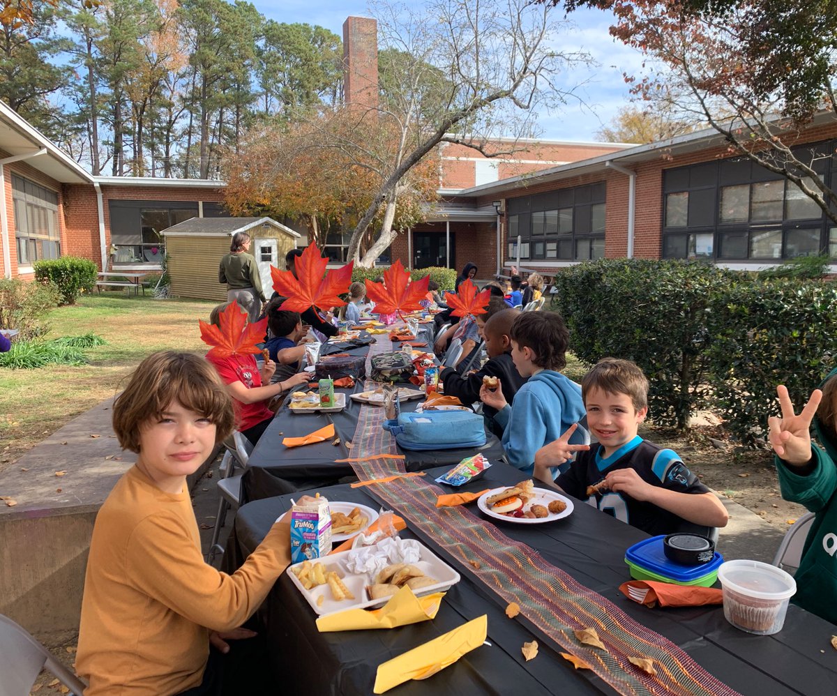 LambClubBlvd's tweet photo. Yesterday was a beautiful day for 3rd Grade Friendsgiving! We gathered around one table and ate some yummy food during lunch time. We were so grateful for the grownups who spent some time in their day serving our students and helping to make this special meal happen! https://t.co/K9p2GAUvqw