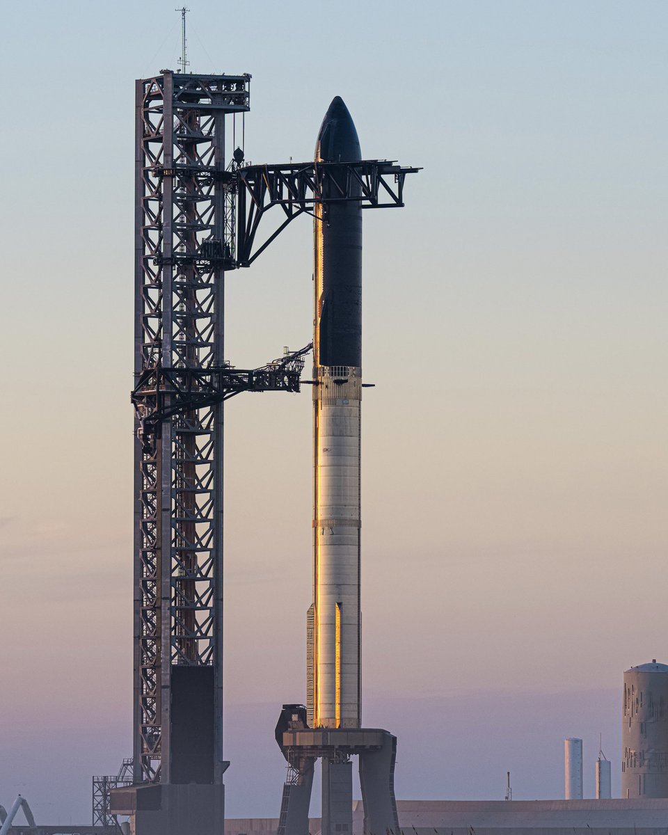johnkrausphotos's tweet photo. T-1 hour to the second flight test of SpaceX’s Starship — the largest and most powerful rocket ever developed by humanity https://t.co/B7snUGv7Yv
