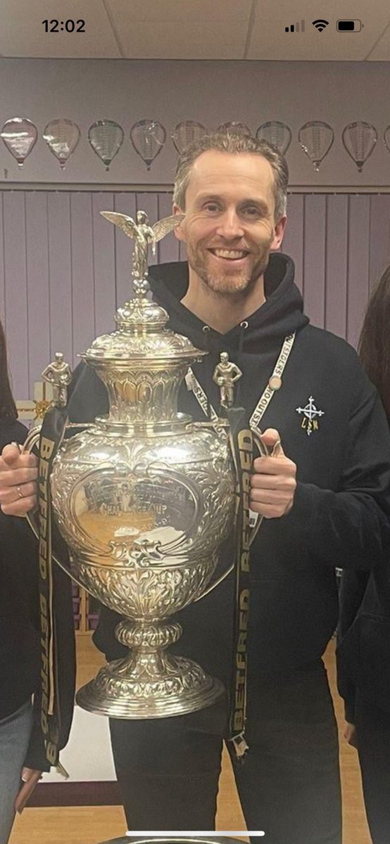 Lovely surprise @ our Christmas Markets last night when the <a href="/LeighLeopardsRL/">Leigh Leopards</a> #challengecup #winners trophy arrived at school so families could have pics with it #community <a href="/chrisdysonHT/">Chris Dyson FCCT</a>  @johnbryantHT <a href="/ClaireJones_HT/">Claire Jones</a>  <a href="/EdRoundtables/">Ben Brown🔥</a> @james_jmw <a href="/AndyBurnhamGM/">Andy Burnham</a>
