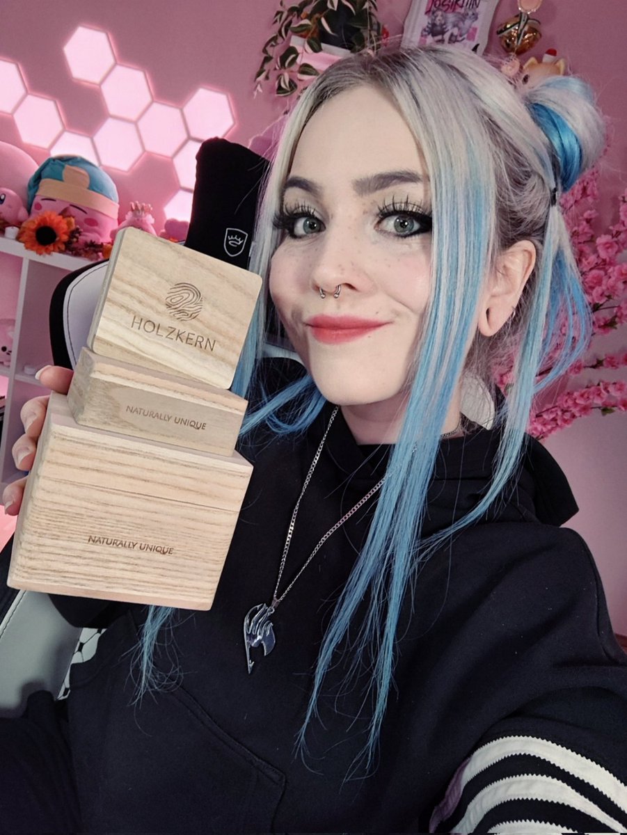 Da ist etwas angekommen! 😍⌚ Wir packen heute meine <a href="/Holzkernwatches/">Holzkern</a> Bestellung gemeinsam im Stream aus! Ich freu mich so. ♥️ Schaut gerne bei Holzkern vorbei! | Werbung #holzkern #holzkernwatches 
2ndwave.rocks/out/holzkernki…