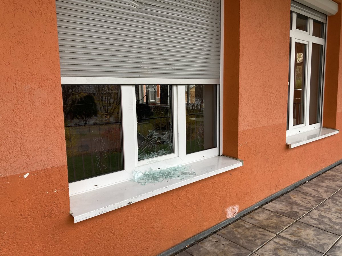 Im sächsischen #Colditz ist heute Abend ein Punkkonzert (sehr selten in der Gegend) geplant. Unbekannte haben in der Nacht die Scheiben des Veranstaltungsortes BCC eingeworfen. Colditz hat eine mehrgenerationelle und dominierende rechtsextreme Szene. 

Fotos: Hartmut Lehmann