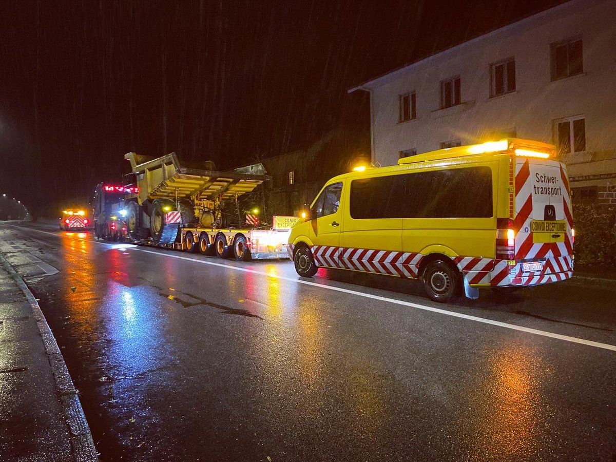 BelgoPilotsBE's tweet photo. Escorting abnormal loads is always a bit of traveling. 😎

🇳🇱🇧🇪🇱🇺🇫🇷🇩🇪

#uitzonderlijkvervoer #uitzonderlijktransport #convoiexceptionnel #transportexceptionnel #exceptionaltransport #abnormalload #schwertransport #bredlast

✉️ pilots@belgopilots.be
🌐 https://t.co/xTDY7FIZud https://t.co/DZjXXyr42W