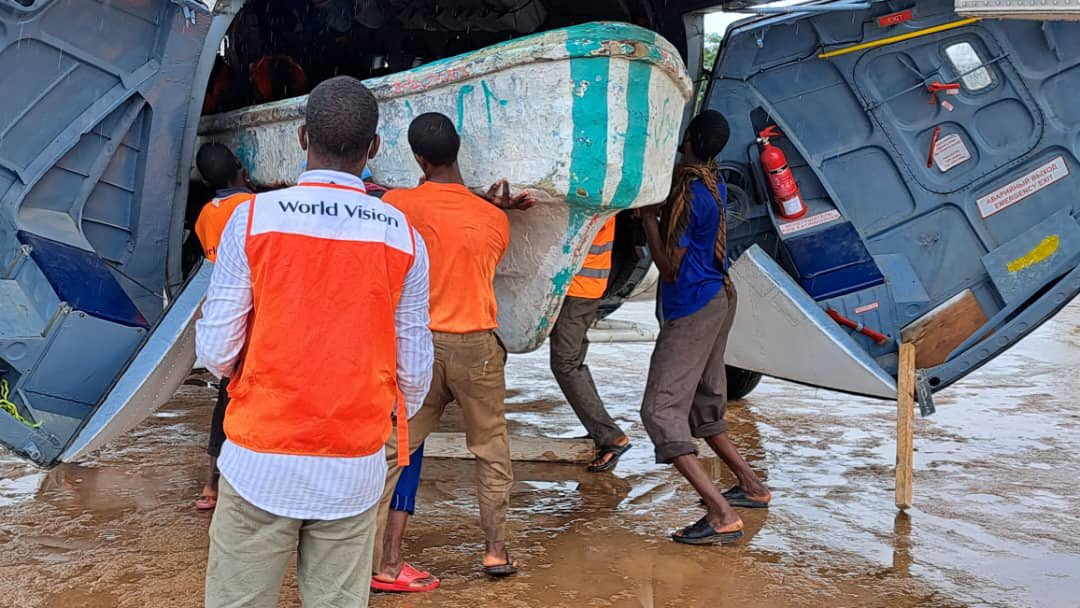 WVSomalia's tweet photo. Today in Luuq we received a second boat from @WFPSomalia. This will boost  our ongoing efforts together with partners on the ground, including local authorities, to rescue families still stranded as well as deliver emergency food &amp;medical supplies to people cut off by flooding. https://t.co/niwo5jlvZr