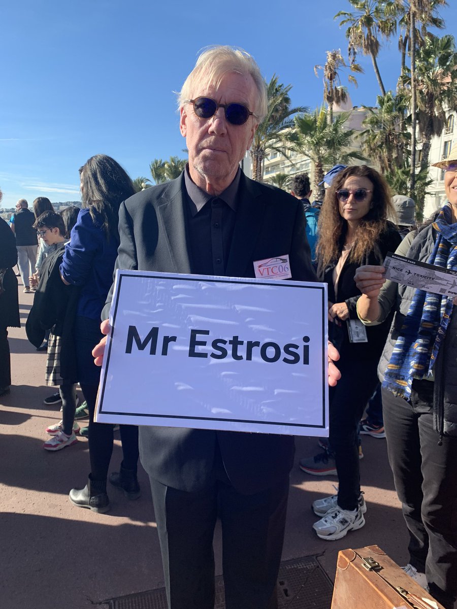 Les militants écolos de #Nice06 et l’artiste #Toolate en happening sur la promenade des Anglais contre l’extension de <a href="/AeroportNice/">Aéroport de Nice</a> … Messieurs <a href="/ChristopheBechu/">Christophe Béchu</a> et <a href="/cestrosi/">Christian Estrosi</a> sont attendus