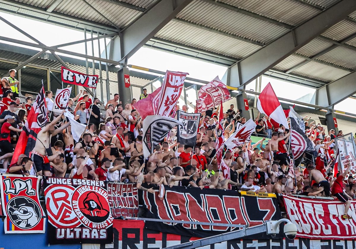 ultras1899_'s tweet photo. 3 Bundesliga : Dans le 3ᵉ niveau du football allemand, c'est le Rot-Weiss #Essen qui est le club le plus suivi en déplacement avec une moyenne de 3 215 (10 000 à Dortmund face au BVB II) #RWE #ultras #RudeFans https://t.co/rr4l7BTwQv