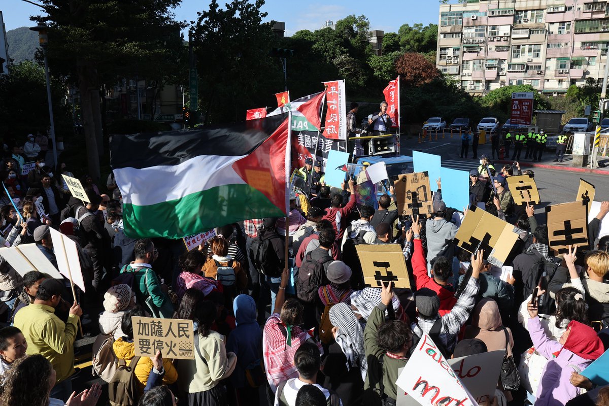 [PHOTO] People hold flags and signs at a parade in Taipei Saturday to voice support for Palestinians. The participants walked from MRT Neihu Station to the American Institute in Taiwan office to call on the U.S. to ask Israel to have a cease fire in Gaza.  focustaiwan.tw/photos/2023111…