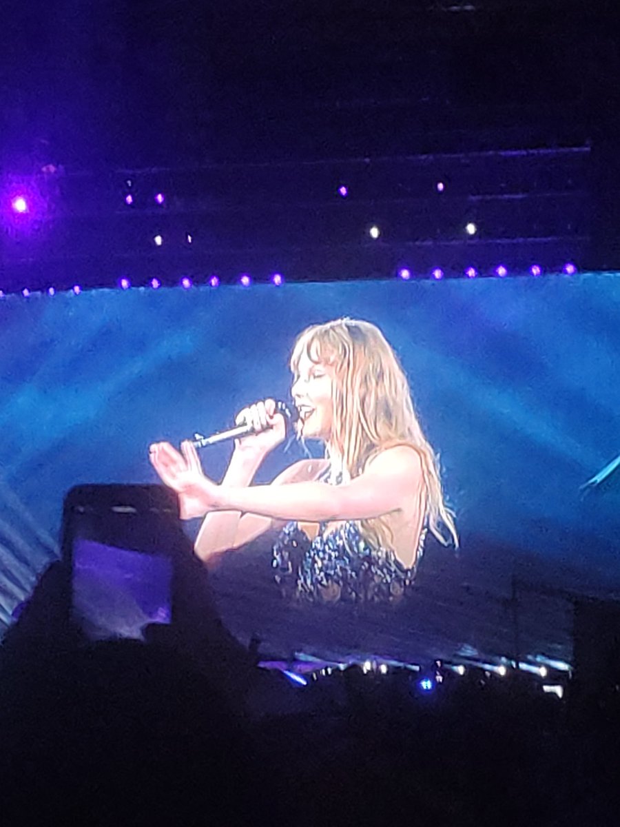 lulyamarall's tweet photo. Everybody moved on I, I stayed there. https://t.co/0045L4cGUV