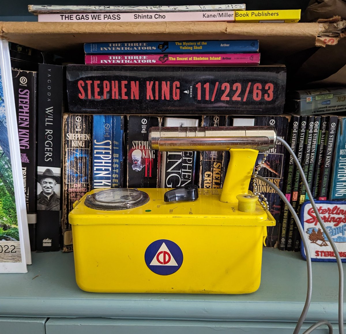 So *that's* where I put the Geiger counter. 🧐

#TimeTravelAuthors #stuffinmyhouse #authorslife #geigercounter #berylbluetimecopseries