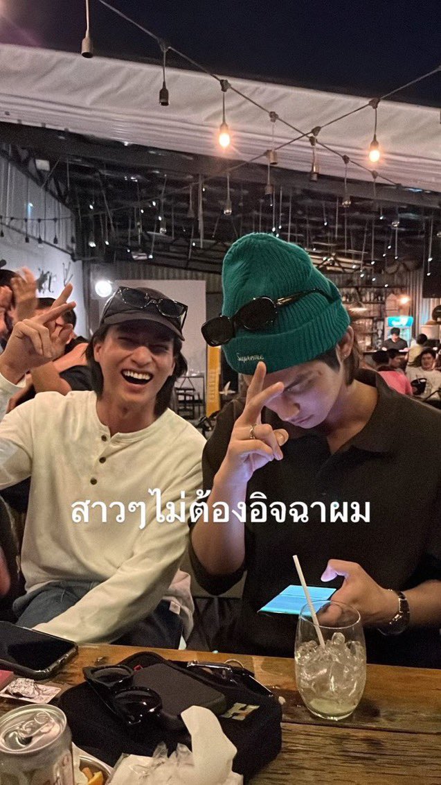 AMPG2ForeverU's tweet photo. สาวๆไม่ต่้องอิจฉาผม เพราะวาสนาพี่ไบร์ทอยู่ในแชทค้าบบบบ เอ็นดูววววว มม ไบร์ทกลัฟฟฟจังงงง น่ารักกกกกกก ✌🏻 ท่าประจำตัววชิสินะ😎🥰🔥🔥🔥

#bbrightvc https://t.co/g5nMEbCQIt