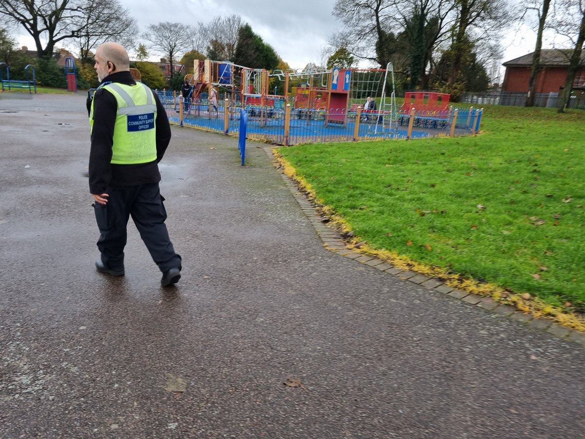 #Kingstanding officers have conducted a weapon sweeps in Wheldon Park Kingstanding. 

#LifeorKnife
#Opscepter