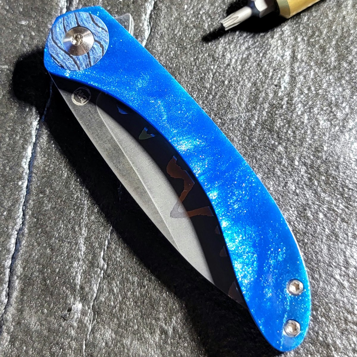 Black_WaterMW's tweet photo. The Dullahan is made by hand. 

#blackwatermachineworks #knifelife #handmadeknife #knife #pocketknife #knifeporn #damascus #timascus #titanium #manualmachinist #handmade #handmadetools #edccommunity #edcknife #edclife https://t.co/V83HDVGEcc