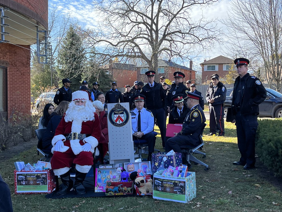 WestHillNCOs's tweet image. The kick-off to the annual toy drive is here at last! Unwrapped toys can be dropped off at any station, or any #CIBC bank!
Christmas is coming, let’s help Santa make some kids happy! @daverydzik @tps43div @tpsssmiller8330 @tpsauxiliary