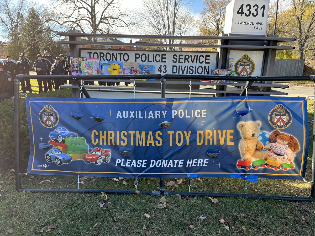 WestHillNCOs's tweet image. The kick-off to the annual toy drive is here at last! Unwrapped toys can be dropped off at any station, or any #CIBC bank!
Christmas is coming, let’s help Santa make some kids happy! @daverydzik @tps43div @tpsssmiller8330 @tpsauxiliary