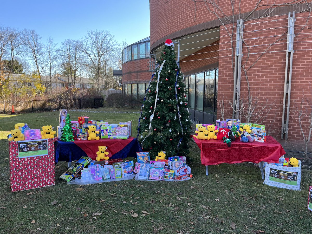 WestHillNCOs's tweet image. The kick-off to the annual toy drive is here at last! Unwrapped toys can be dropped off at any station, or any #CIBC bank!
Christmas is coming, let’s help Santa make some kids happy! @daverydzik @tps43div @tpsssmiller8330 @tpsauxiliary