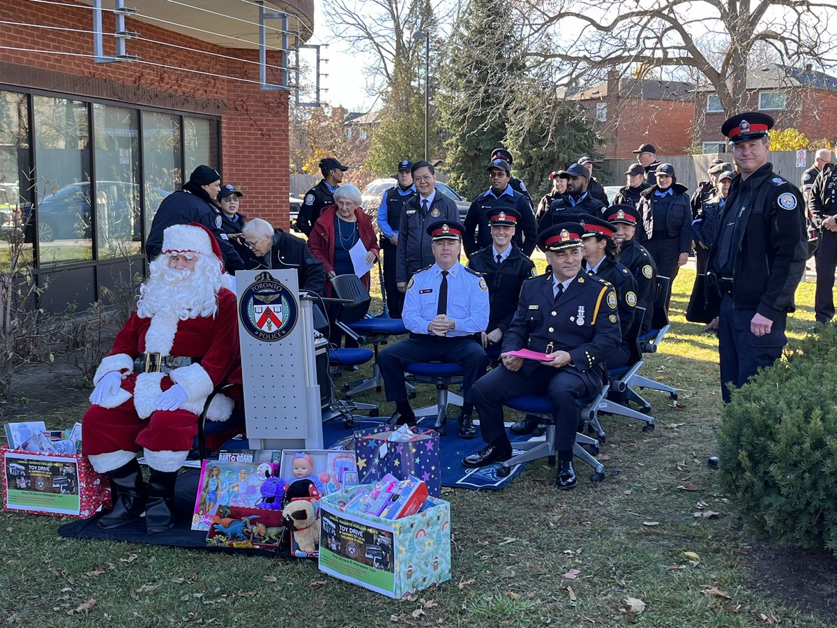 WestHillNCOs's tweet image. The kick-off to the annual toy drive is here at last! Unwrapped toys can be dropped off at any station, or any #CIBC bank!
Christmas is coming, let’s help Santa make some kids happy! @daverydzik @tps43div @tpsssmiller8330 @tpsauxiliary
