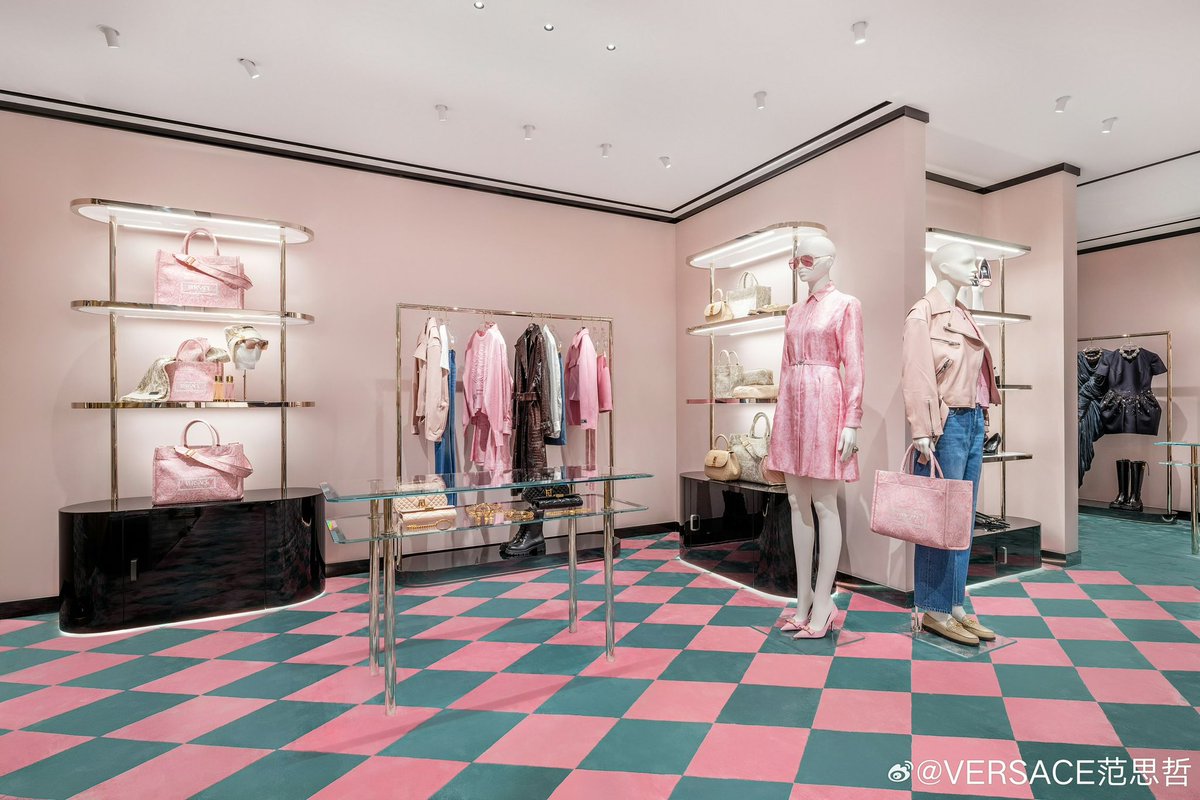 HHJ_Data's tweet photo. Versace pop up boutique in Hong Kong with Hyunjin on the show window for #VersaceHoliday23 and #VersaceFW23

🕑 now until April 30, 2024
📍 2 / F, Atrium, The Landmark

VERSACE PRINCE HYUNJIN 
#VersaceHoliday
#HYUNJINxVERSACE 
@Versace @Stray_Kids https://t.co/bS9Fz6GdbN