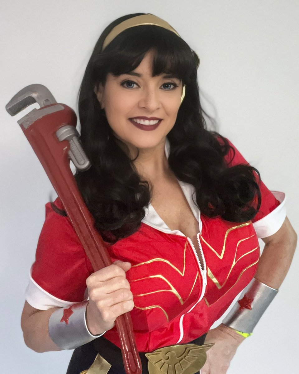 a2miwonderwoman's tweet image. Happy Superhero Saturday! #BombshellWonderWoman is about to head off with her fellow #DCBombshells to thwart evil activity in Gotham City. Why is it that most of the world’s evil activity happens there? 

#wonderwoman #cosplay #dccomics #dccosplay #dccomicscosplay #a2wonderwoman