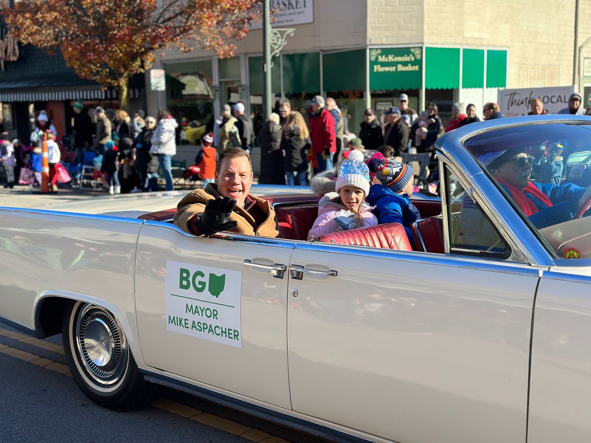 bg_mayor's tweet photo. What a great day for a Holiday Parade! Thank you to all who work so hard every year to keep this tradition running smoothly! Happy Holidays! https://t.co/BjwyweNAdt
