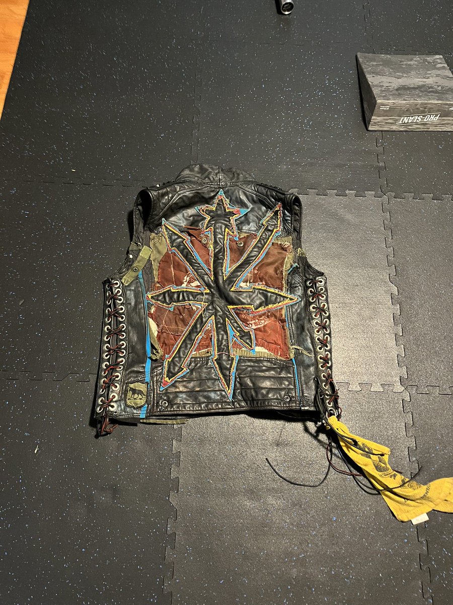 TheEricYoung's tweet image. The person bidding on jacket has disappeared!  I’m opening back up the bidding make your best offer!  If coming to one of my shows in UK I will bring with me and hand deliver it to you MSG ME HERE DM are open!!! #prowtestling #wrestlinggear #wrestlingcollection