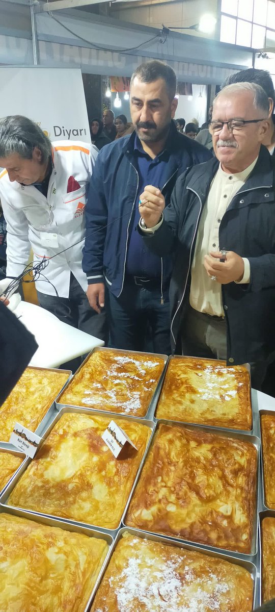 SeyhmusDiken's tweet photo. Diyarbakır  5.Gurme Fuarının 5. Gününde final sunumu Kürt Böreğiydi.
Şef  @alaaddinkl20  usta böreğin yaratıcısı Rengo’nun Bingöllü olması nedeniyle Bingölün plakası nedenli 12 tepsi Kürt böreği ve soğan şerbeti sunumuyla fuarda  izdiham yarattı. Varolsun
Ev sahibi @DiyarTSO idi. https://t.co/iymDVyrOcd