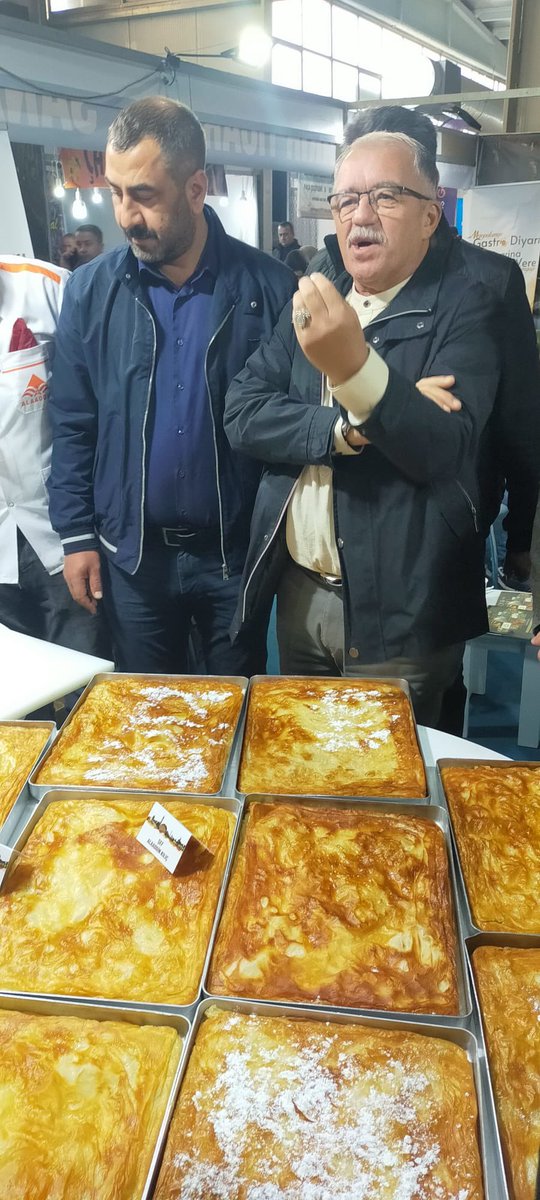 SeyhmusDiken's tweet photo. Diyarbakır  5.Gurme Fuarının 5. Gününde final sunumu Kürt Böreğiydi.
Şef  @alaaddinkl20  usta böreğin yaratıcısı Rengo’nun Bingöllü olması nedeniyle Bingölün plakası nedenli 12 tepsi Kürt böreği ve soğan şerbeti sunumuyla fuarda  izdiham yarattı. Varolsun
Ev sahibi @DiyarTSO idi. https://t.co/iymDVyrOcd
