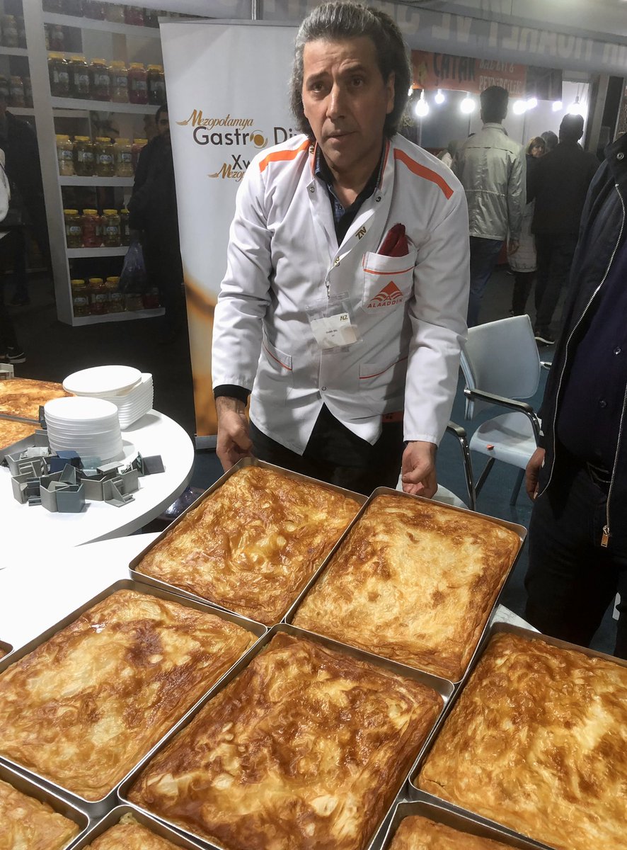 SeyhmusDiken's tweet photo. Diyarbakır  5.Gurme Fuarının 5. Gününde final sunumu Kürt Böreğiydi.
Şef  @alaaddinkl20  usta böreğin yaratıcısı Rengo’nun Bingöllü olması nedeniyle Bingölün plakası nedenli 12 tepsi Kürt böreği ve soğan şerbeti sunumuyla fuarda  izdiham yarattı. Varolsun
Ev sahibi @DiyarTSO idi. https://t.co/iymDVyrOcd