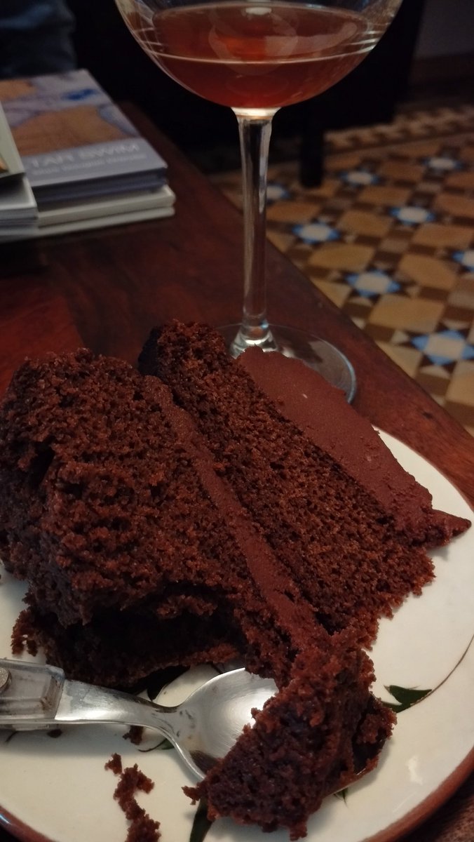 ¡Qué maravilla de tarta casera de chocolate de <a href="/wkndchocolate/">Lauren Heineck</a>! Bizcocho con 100% cacao que compró a <a href="/Kaitxo2017/">Kaitxo</a>  La da vueltas a los pasteles de chocolate que hay en muchas cafeterías y pastelerías.