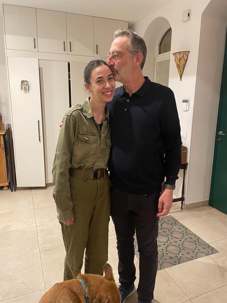 As Shabbat comes to a close in Jerusalem, @saulsinger (co-author of “The Genius of Israel”) sends off his daughter (my niece) to her base. She’s on the night shift. Since 10/07, she’s been called up for reserve duty.