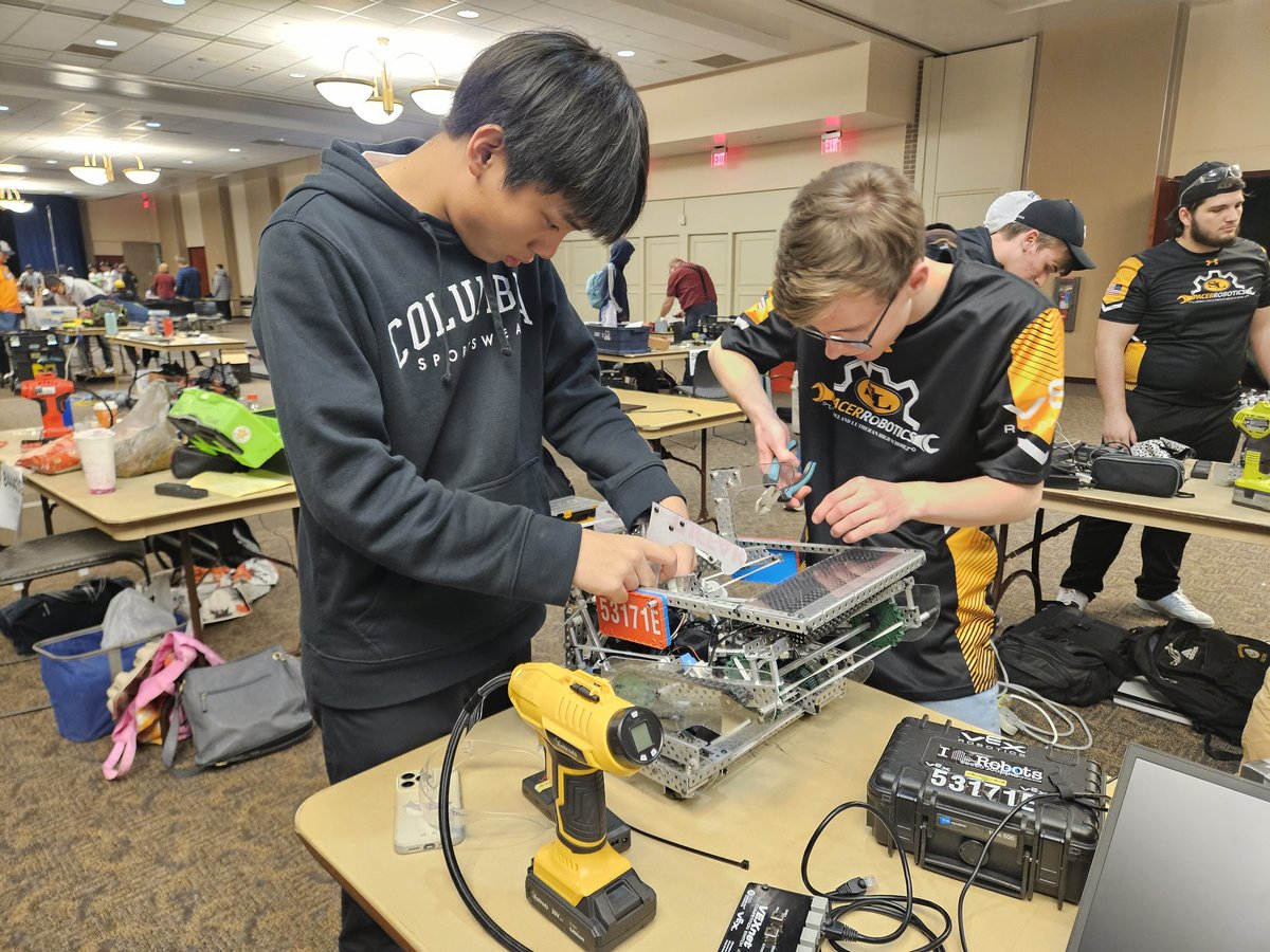 SLHS_STEM's tweet photo. Hard at work in the pits before the next match! https://t.co/rFYkgvefa9