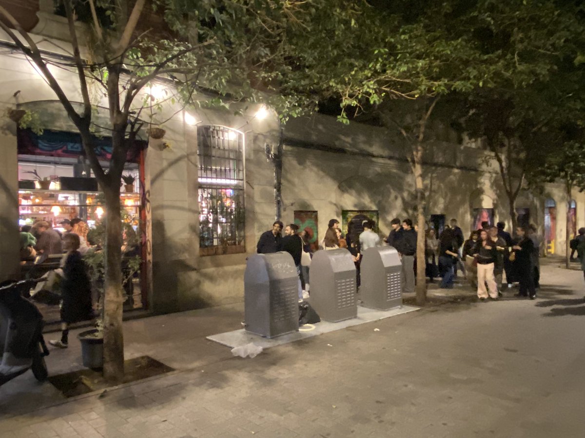 Quan demanem que s'adeqüi el Pla d'Usos a les necessitats dels veïns i no als passavolants, ens referim a això. C/ Joaquin Costa (34 bars i similars en 68 portals) ahir a la 1h davant <a href="/3345BarGallery/">33/45 Bar & Gallery</a>. Impossible descansar! <a href="/ivanpera/">Ivan Pera</a> <a href="/Albert_Batlle_B/">Albert Batlle</a>