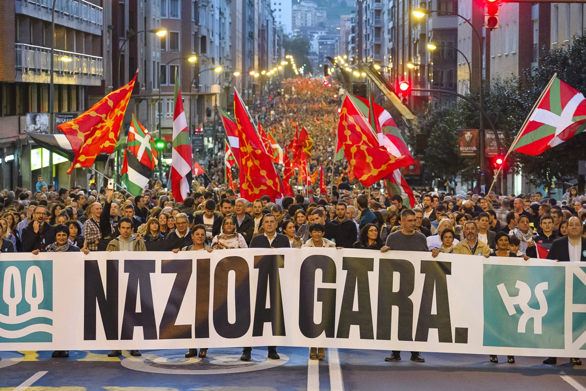 EH Bilduk Bilboko Autonomia kalea lepo bete du 'Txoria txori' kantatuz euskal nazioa aldarrikatzeko.

EH Bildu llena la calle Autonomía de Bilbo para reivindicar la nación vasca al canto de 'Txoria txori'.

#NazioaGara ✊