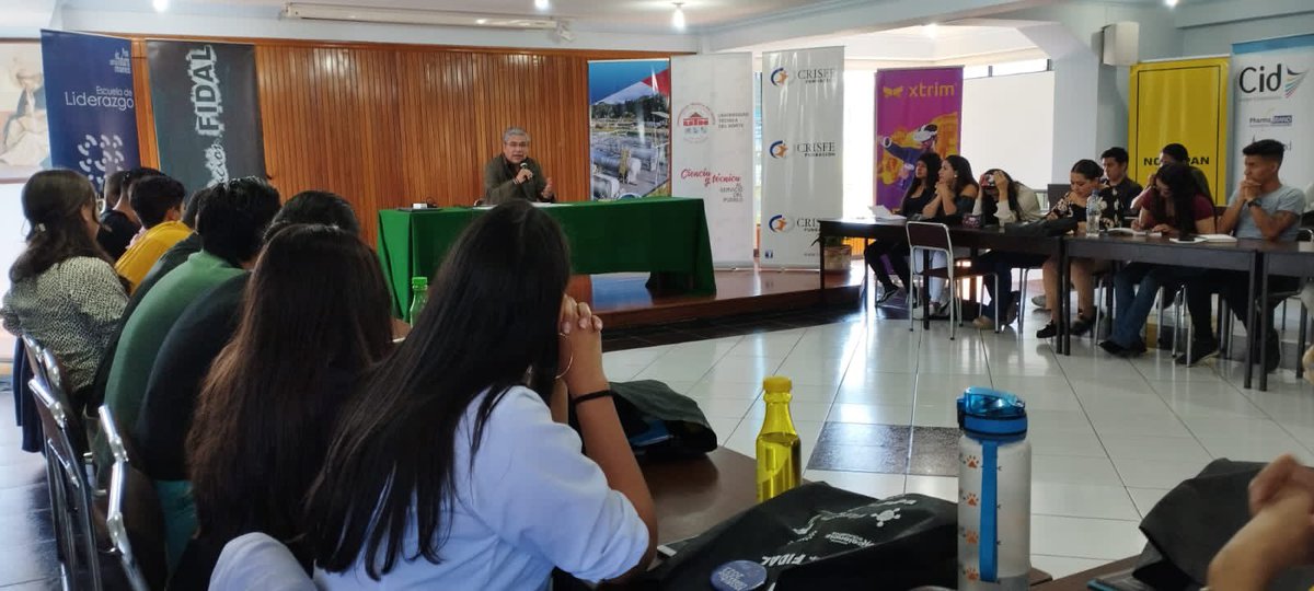 riofrioc's tweet photo. Gracias @FundacionFidal @rosaliaarteaga @ClaudiaArteagaS por la invitación al Foro por la Democracia en la Escuela de Liderazgo sobre Política, Sociedad y Lucha Anticorrupcion, grato compartir con los jóvenes y @SevillaRoque https://t.co/3iv0M9NqpO