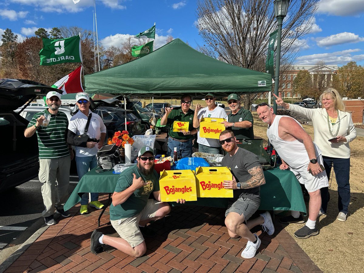 Padlock12's tweet photo. Bojangles and Charlotte Football! 

#goldstandard
#bojanglestailgatorofthegame https://t.co/ESL8cuX42I