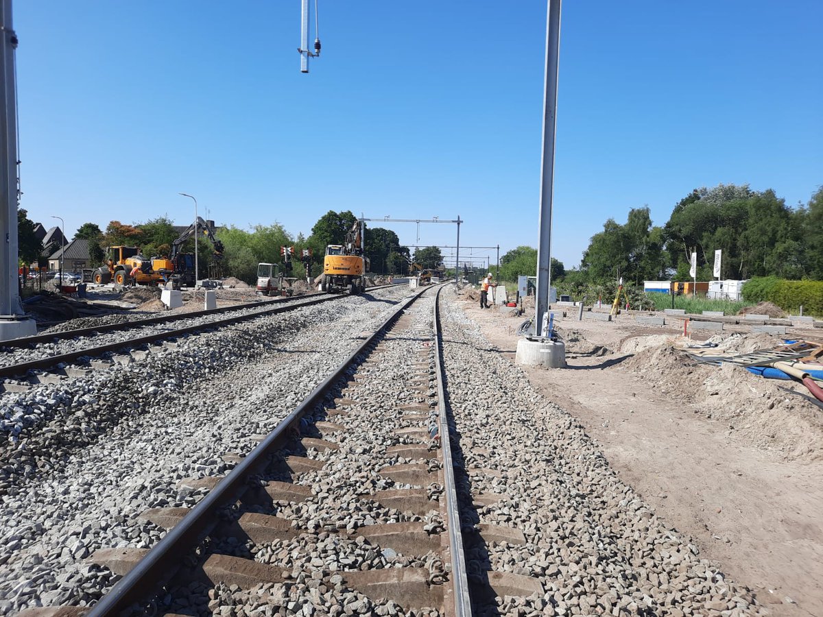 Yme82's tweet photo. @MachinistStefan Leuk om zo eens te zien, afgelopen zomer van van deze kant gezien. ( Overweg Toldijk) https://t.co/hOvq11eZt2