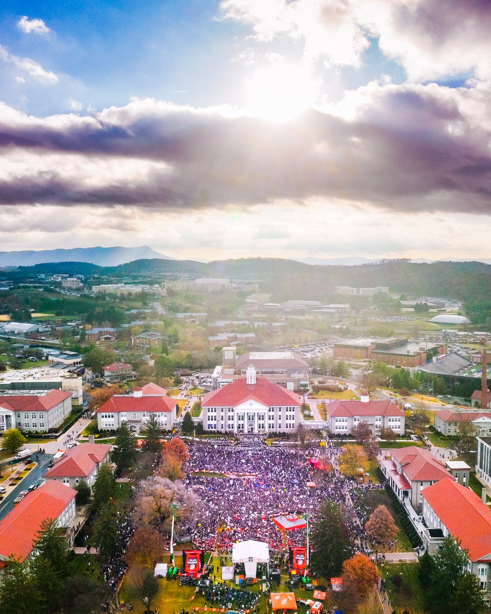 The light shines bright on JMU @CollegeGameDay. 💜☀️ Thank you to the 26,000+ fans that joined us on the Quad! #GoDukes