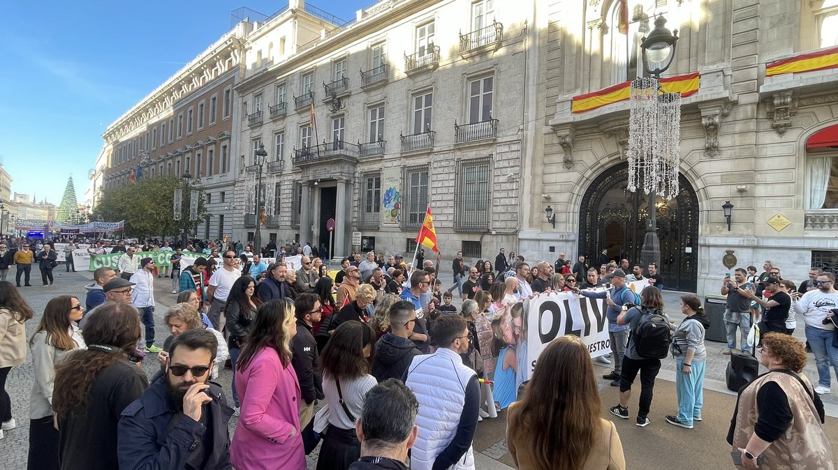 Asoc__Anavid's tweet photo. Hoy en la manifestación por los Derechos de los Niños #18N Madrid, desde Puerta del Sol hasta Ministerio de Igualdad https://t.co/i3jVTa1f7E
