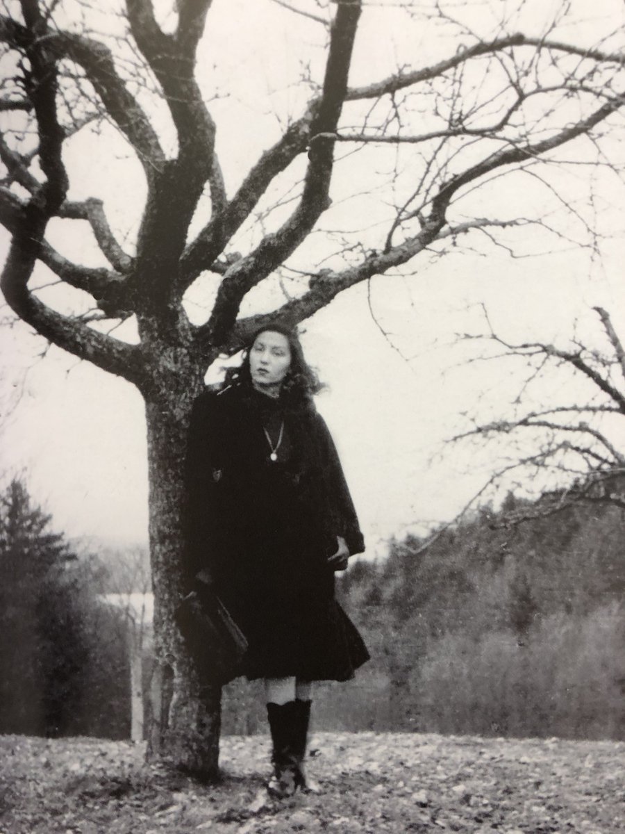 femme_quipleure's tweet photo. Clarice Lispector, 1946. https://t.co/0bP63yCinD