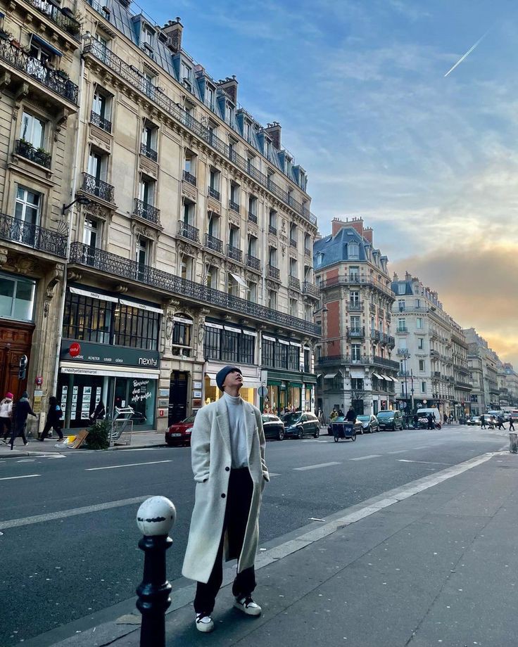 DailySvncatcher's tweet photo. It's so romantic in Paris:･✧ :･

#DREAMCATCHER #SEVENTEEN https://t.co/efZZwYfLIj