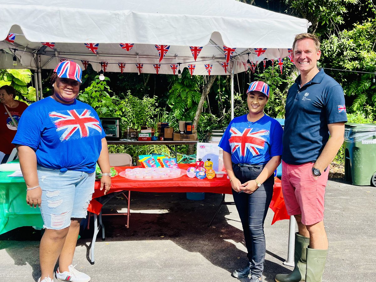 DiploTom's tweet photo. Full British presence at #Jollification this year - bacon's sandwiches, English sweets, and Bombay Sapphire gin bar!
Happy 30th birthday Jollification! Thank you for giving us the chance to bring Britain and The Bahamas a little closer together!
🇬🇧🇧🇸🇬🇧🇧🇸🇬🇧 https://t.co/f174LxuiXa