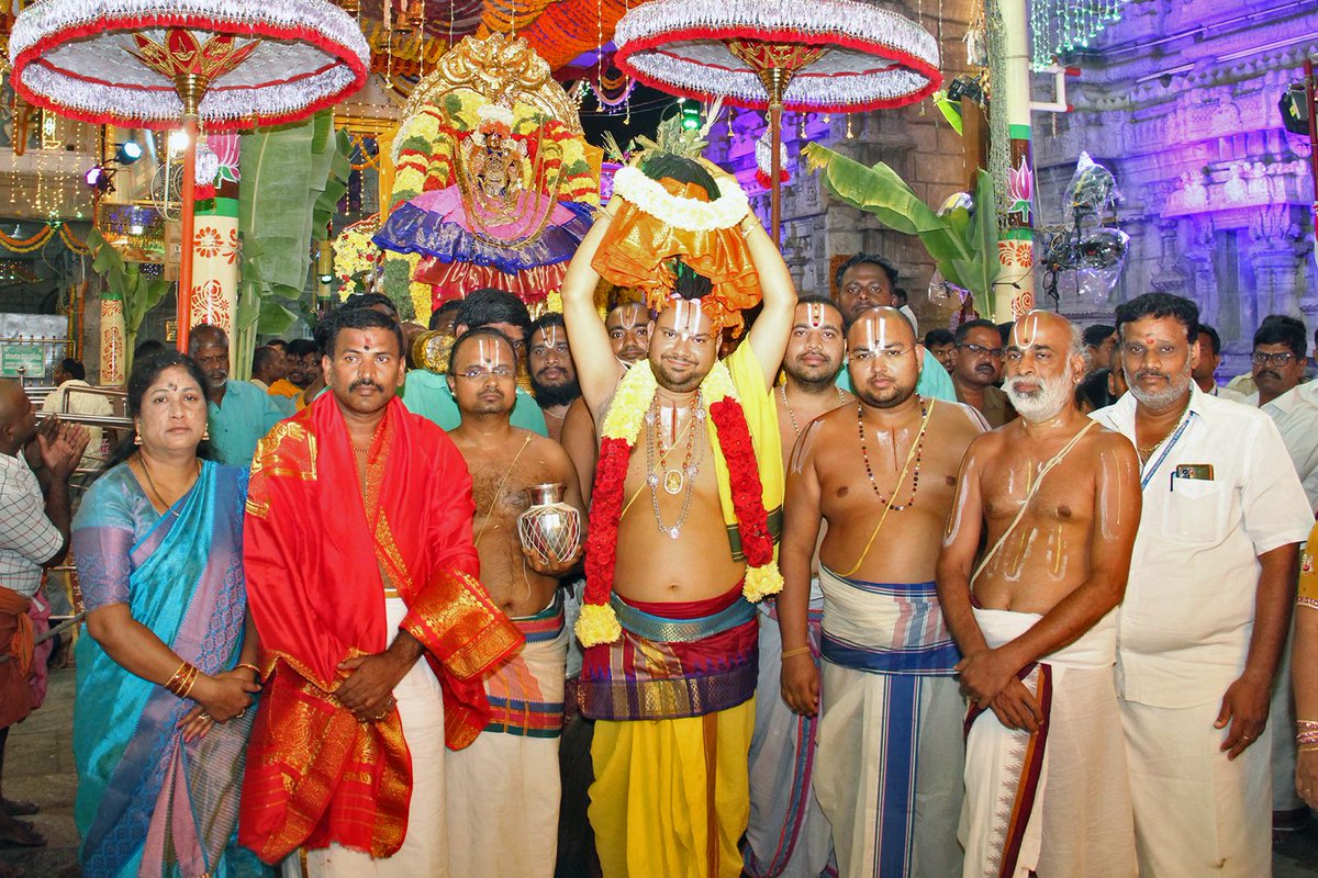 Dhwajavarohanam heralded the ceremonious conclusion of Tiruchanoor Karthika Brahmotsavams on Saturday.

#dhwajavarohanam #tiruchanur #Brahmotsavam2023 #brahmotsavams #TTD #padmavathiammavaru