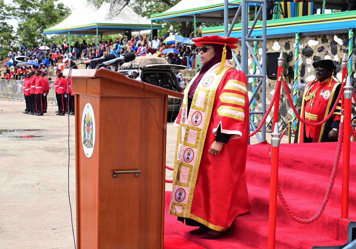 Rais wa Jamhuri ya Muungano wa Tanzania na Amiri Jeshi Mkuu, Mhe. Samia Suluhu Hassan, akiwatunuku Maafisa Wanafunzi wa Kundi la 04/ 20 Shahada ya Sayansi ya Kijeshi ya Chuo cha Mafunzo ya Kijeshi(TMA) Monduli, Mkoani Arusha, katika Mahafali ya nne tarehe 18Novemba 2023.