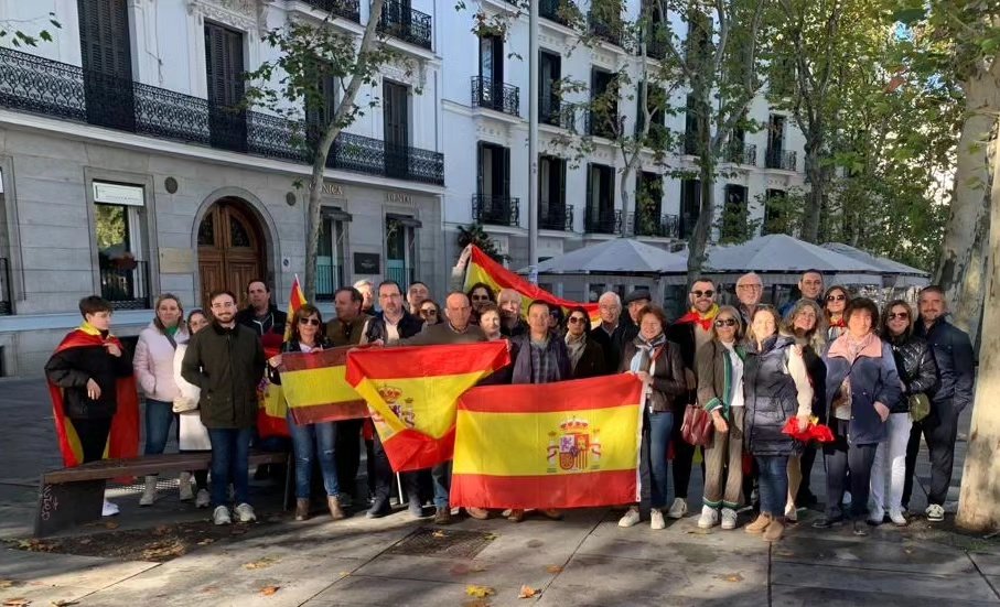 ppsanclemente's tweet photo. Hoy en #Cibeles18N una delegación del 🅿️🅿️ de San Clemente y comarca hemos defendido el Estado de Derecho, nuestra Constitución y la unidad territorial de ESPAÑA. https://t.co/AvS272njPV