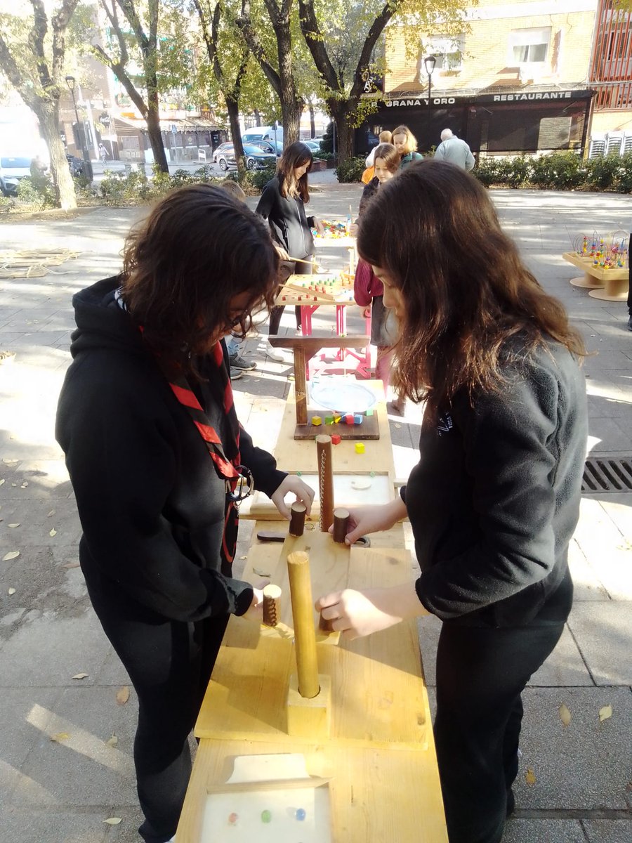 PintoInfancia's tweet photo. Los consejeros y consejeras del Consejo de Infancia y Adolescencia del @AytoPinto, junto con la Concejala del Área de Infancia @VEROCASTE, han inaugurado la jornada lúdica por el #DíaMundialdelaInfancia https://t.co/A9erN9OiIm