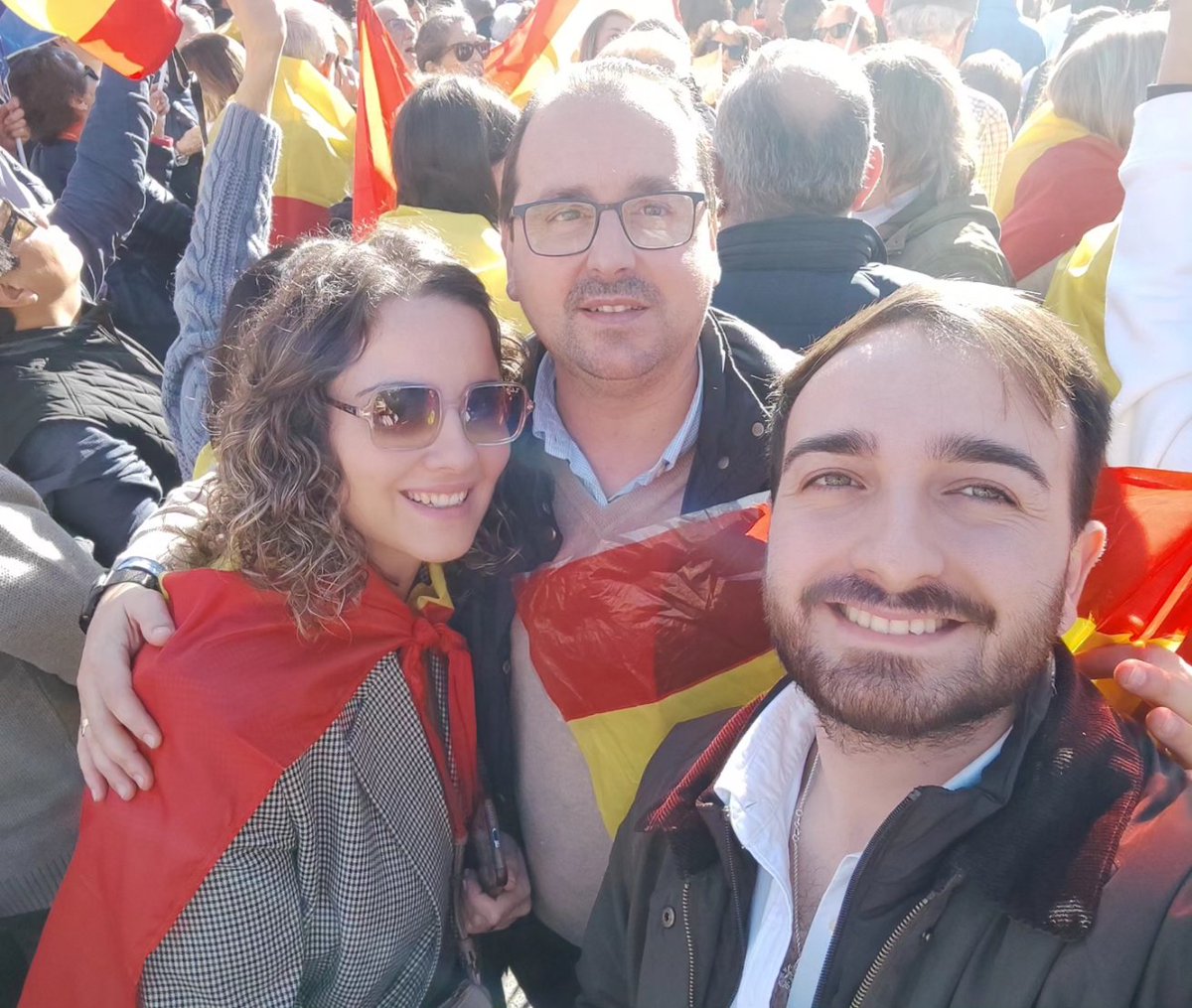 ppsanclemente's tweet photo. Hoy en #Cibeles18N una delegación del 🅿️🅿️ de San Clemente y comarca hemos defendido el Estado de Derecho, nuestra Constitución y la unidad territorial de ESPAÑA. https://t.co/AvS272njPV