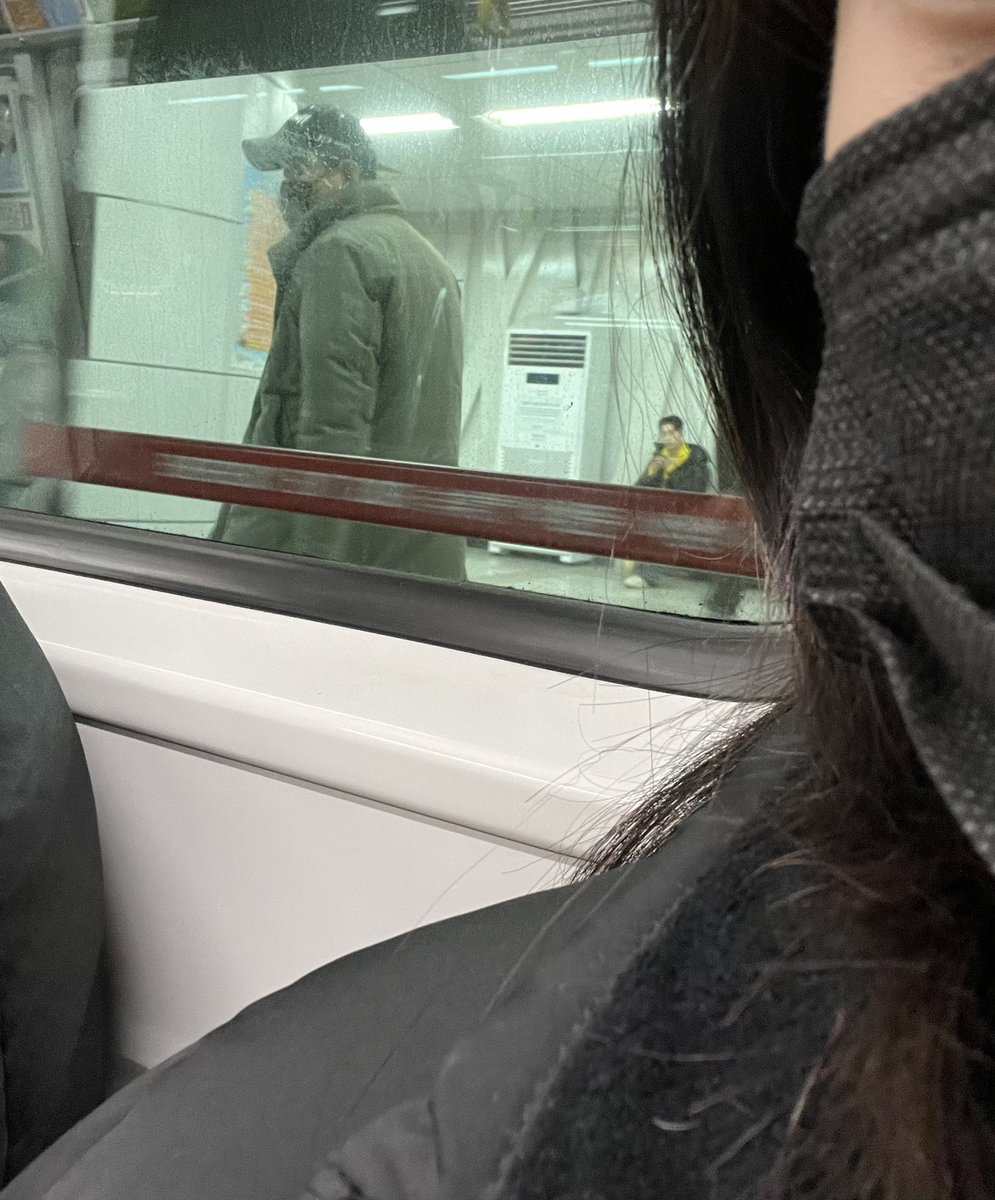 집가는길 저 멀리 앉아계시는 민수초이님 봐따..